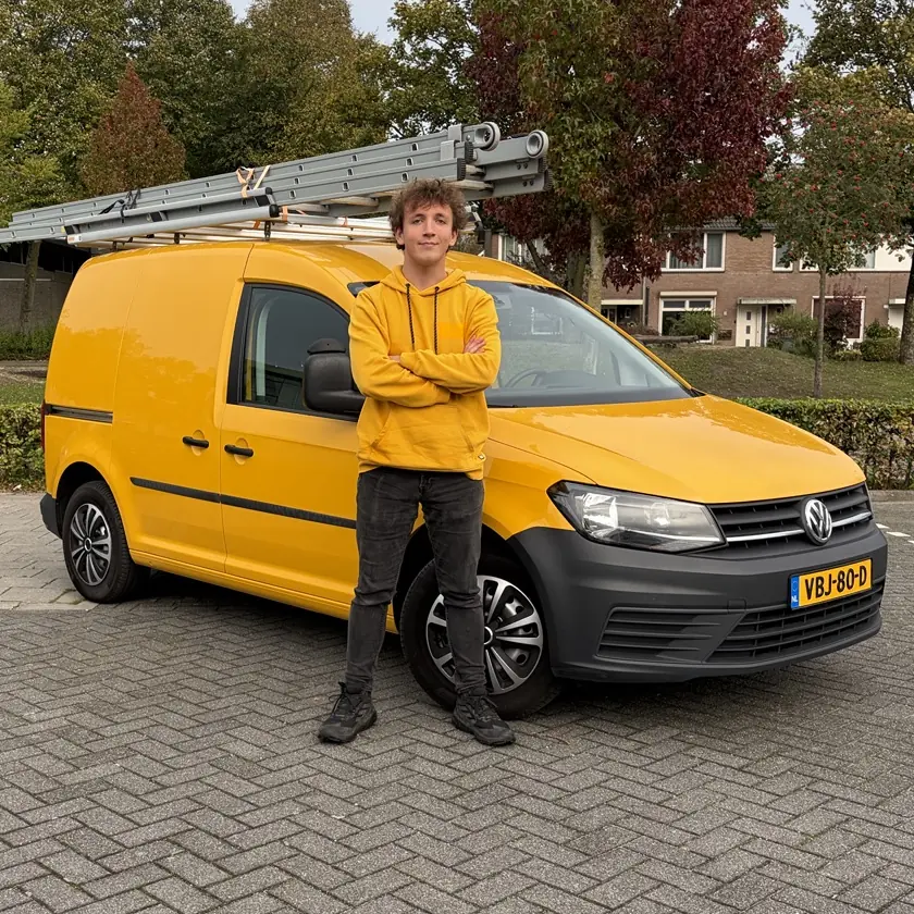 Teun Bevers bij de bedrijfsbus van Kijkschoon